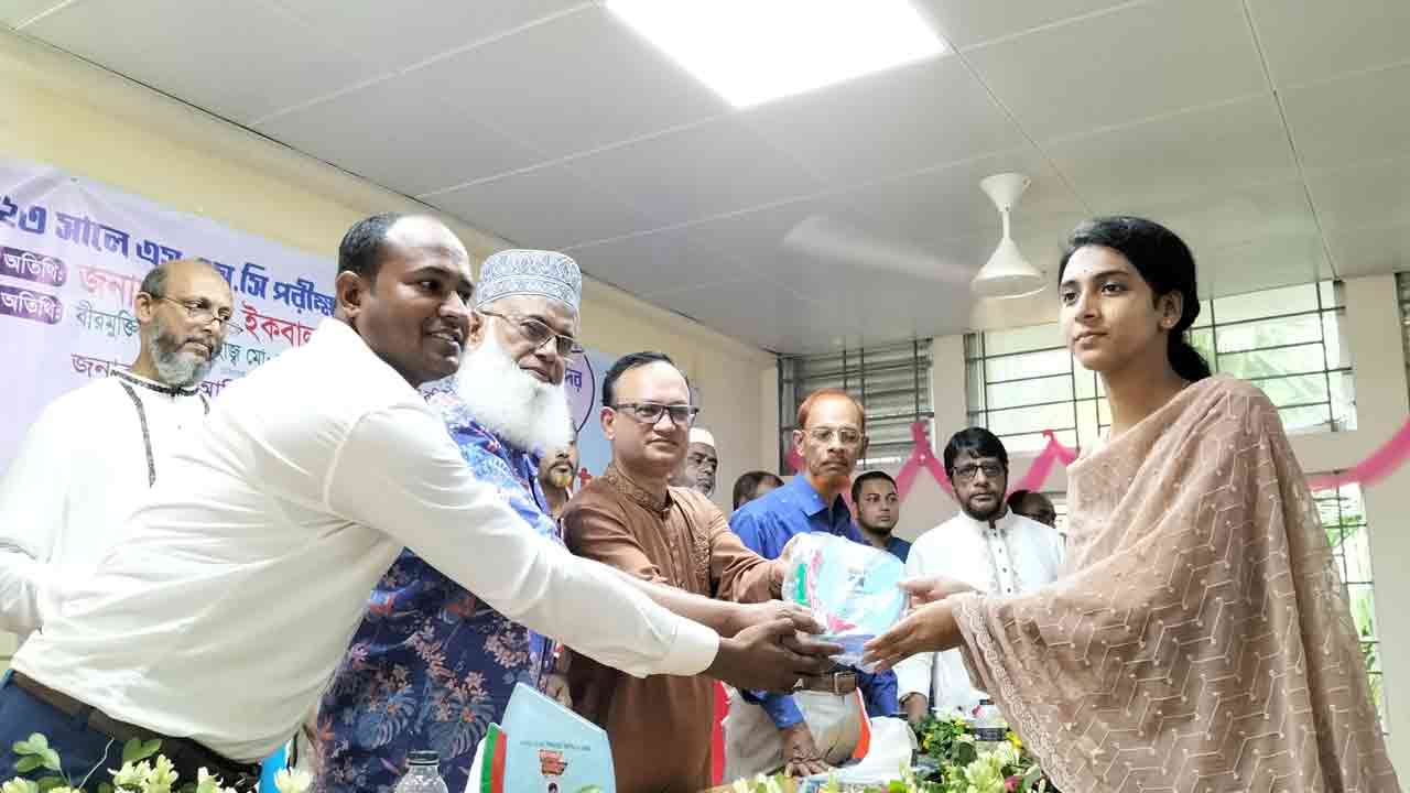 লক্ষ্মীপুরে ১০ শিক্ষা প্রতিষ্ঠানের কৃতি শিক্ষার্থীরা পেল সংবর্ধনা