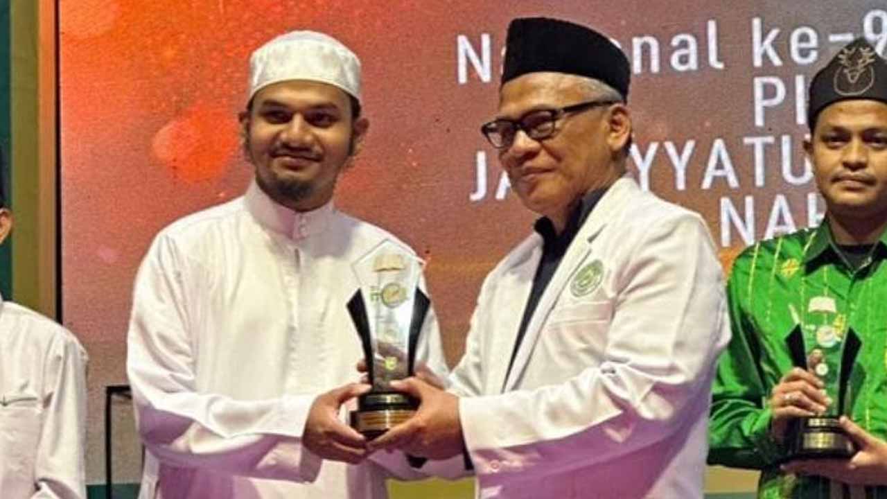 পুরস্কার গ্রহণ করছেন হাফেজ মুহাম্মদ জাকারিয়া।