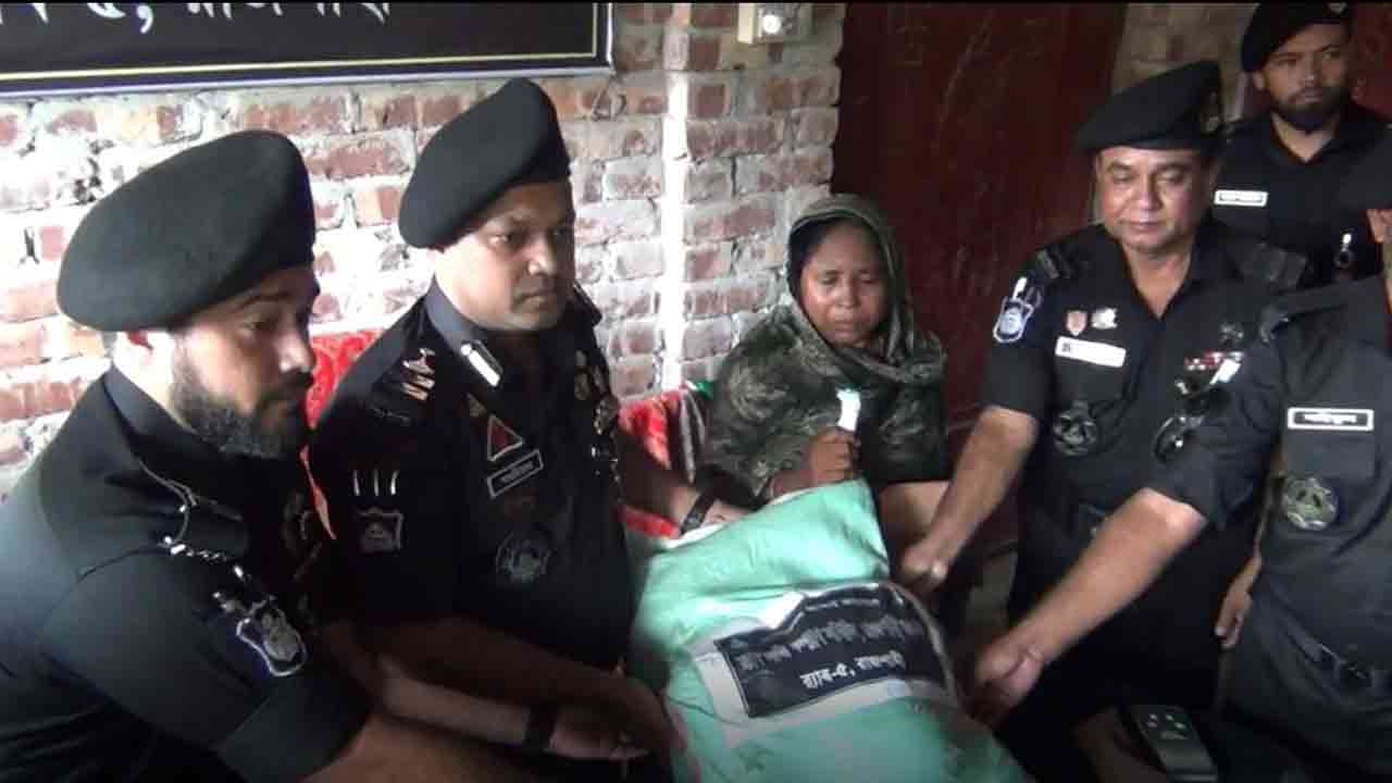 কন্যা সন্তানের জন্য আর্থিক অনুদান ও খাদ্য সহায়তা দিয়েছে র‌্যাব