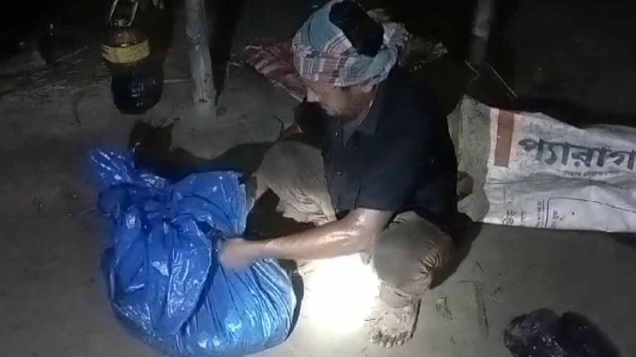 হাড়-খুলি পলিথিনে ঢুকানো হচ্ছে