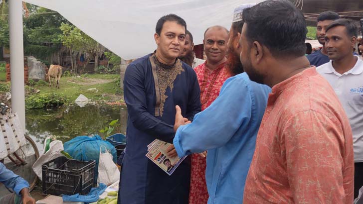 গণসংযোগ করছেন শাকিল খান । ছবি: সংগৃহীত