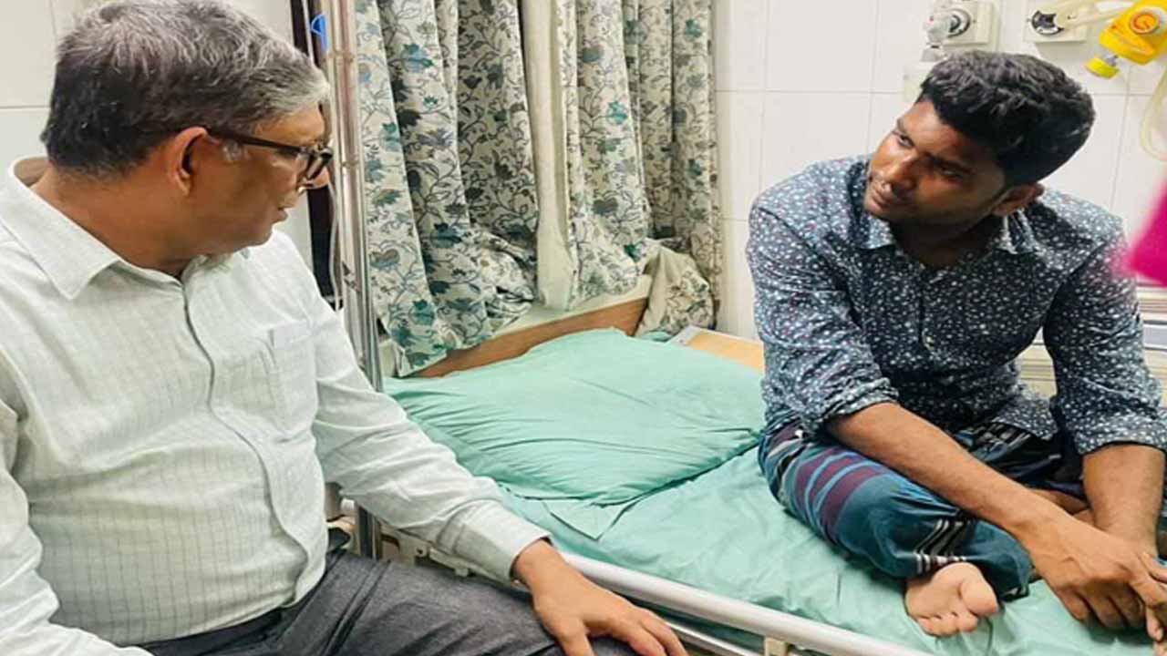 ছাত্রলীগ নেতা নাঈমকে দেখতে হাসপাতালে বাহাউদ্দিন নাছিম।