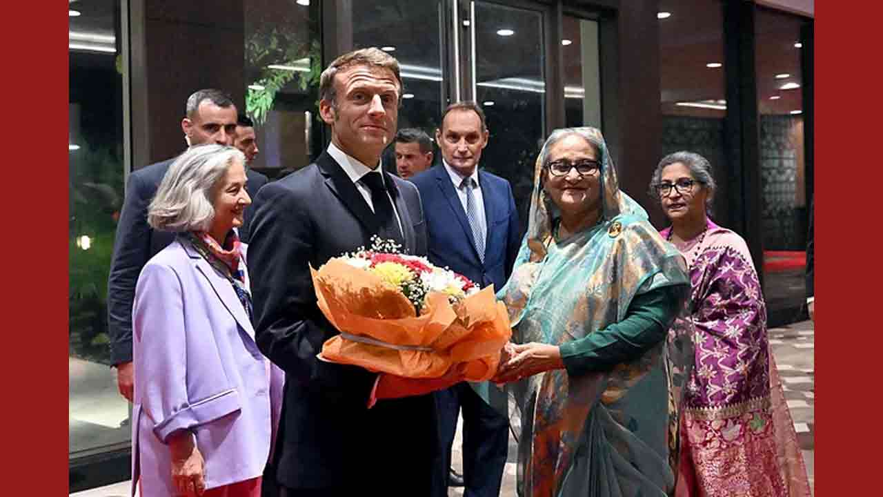 ফরাসি প্রেসিডেন্ট ইমানুয়েল ম্যাক্রোঁকে ফুলের তোড়া দিয়ে স্বাগত জানান প্রধানমন্ত্রী শেখ হাসিনা