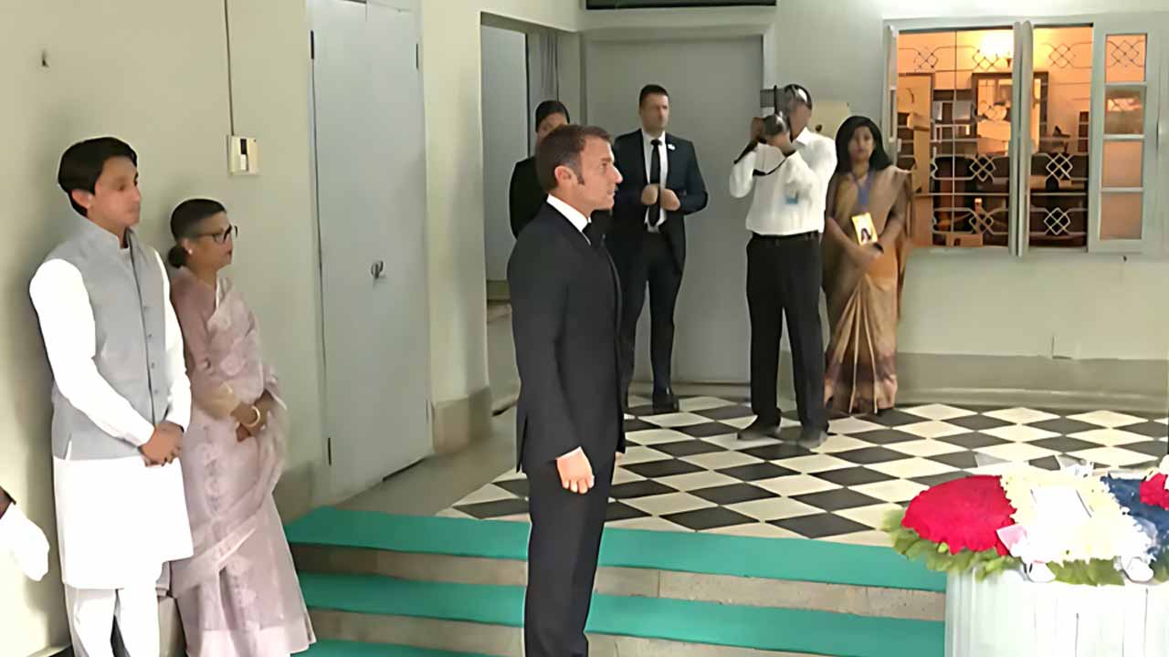 বঙ্গবন্ধুর প্রতিকৃতিতে ফুল দিয়ে শ্রদ্ধা জানাচ্ছেন ফ্রান্সের প্রেসিডেন্ট। ছবি: সংগৃহীত