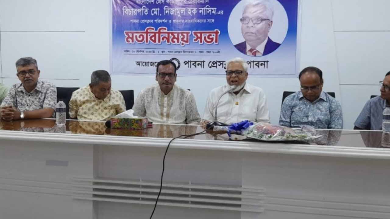 মতবিনিময় সভায় বক্তব্য রাখছেন প্রেস কাউন্সিলের চেয়ারম্যান।