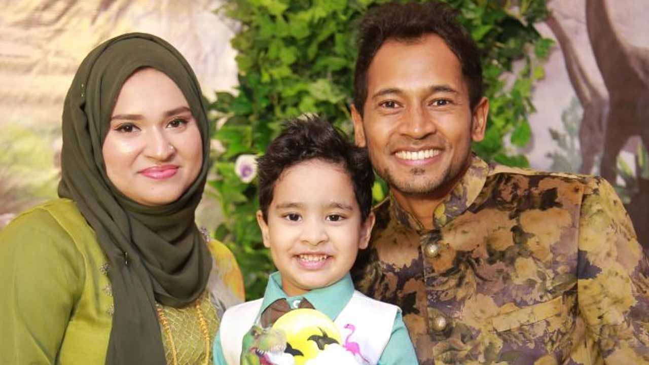 পুত্র মায়ানের সঙ্গে মুশফিক দম্পতি (ফাইল ছবি)