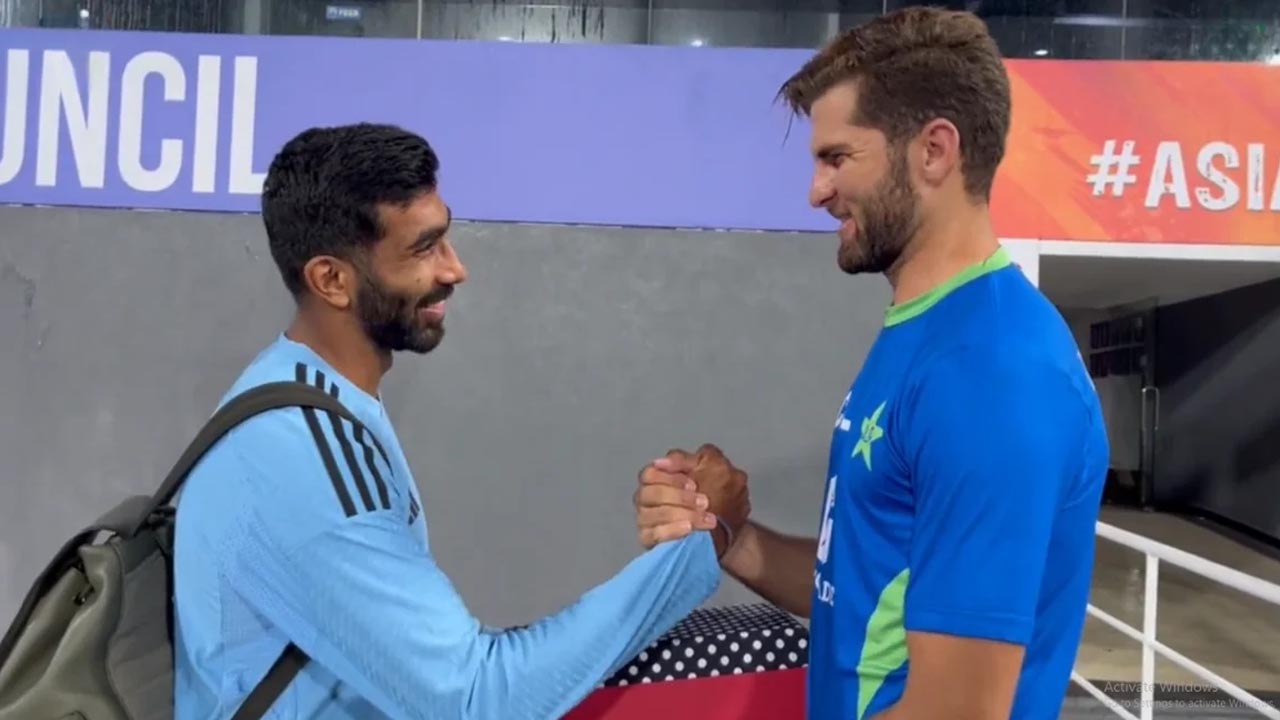 বুমরাহ'র হাতে উপহার তুলে দিচ্ছেন আফ্রিদি