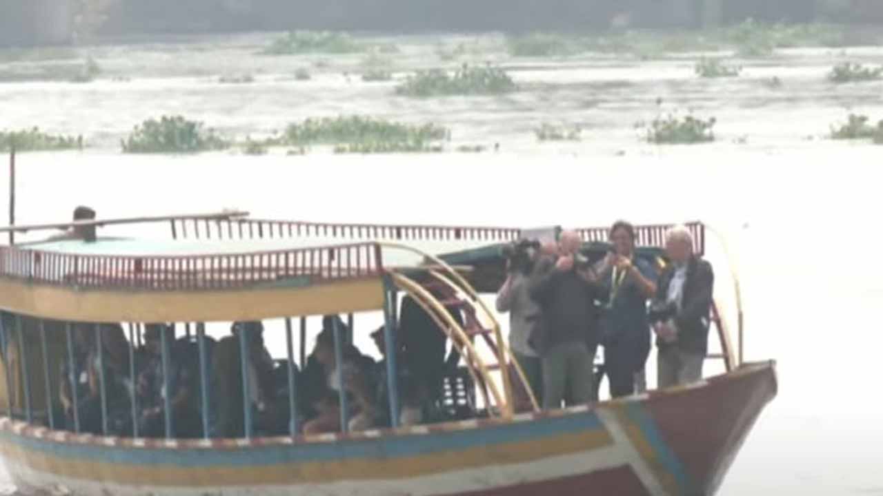 তুরাগ নদীতে নৌকা ভ্রমণে ফ্রান্সের প্রেসিডেন্ট