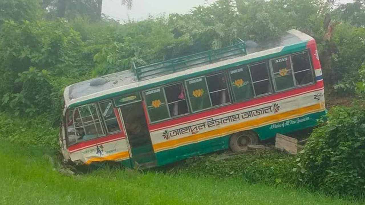 দুর্ঘটনাকবলিত বাস। ছবি: সংগৃহীত