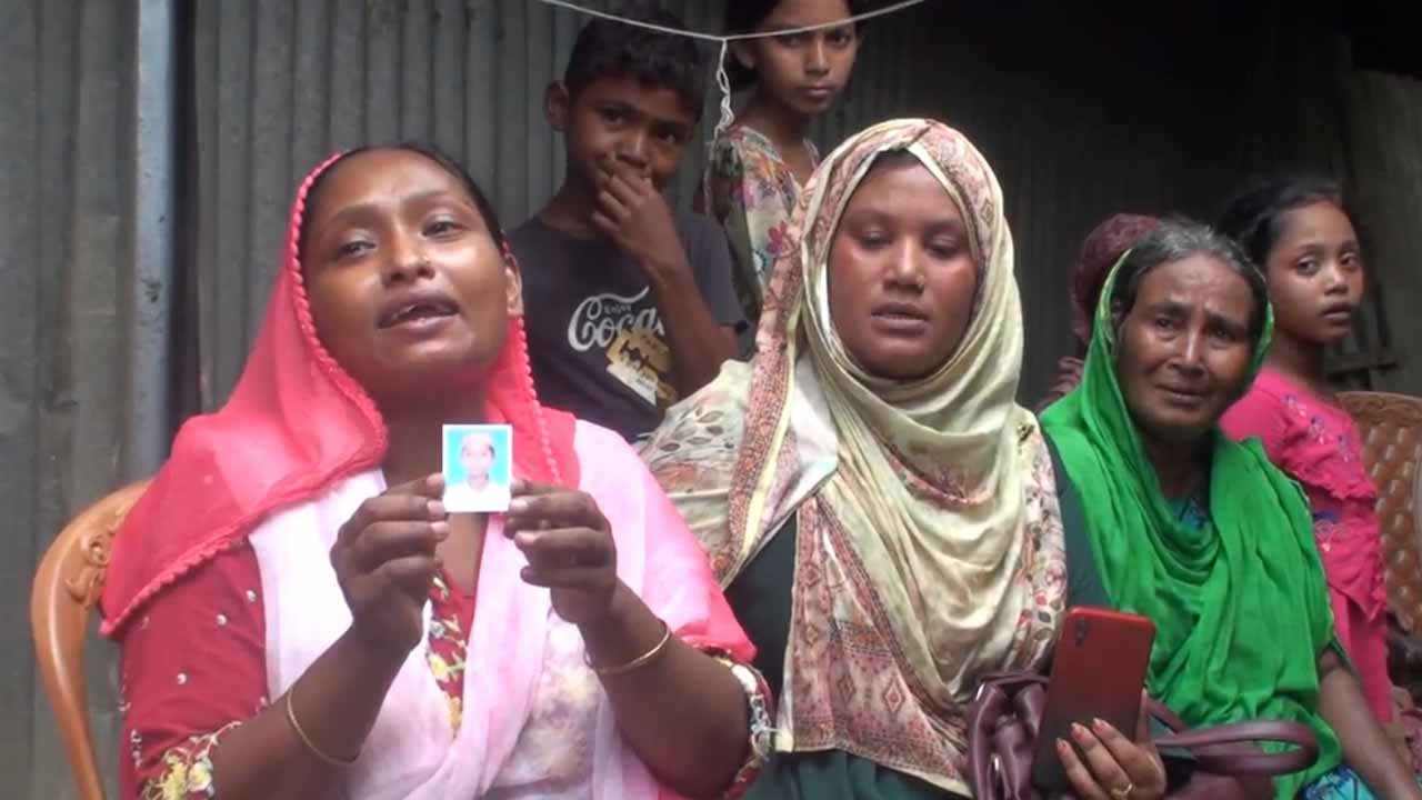 নিহতের বাড়িতে চলছে শোকের মাতম। ছবি: দেশ টিভি