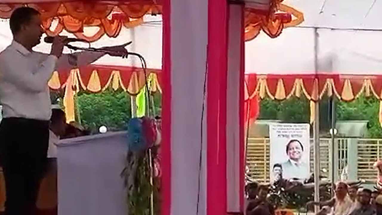 মাদারগঞ্জ পৌরসভায় বক্তব্য দিচ্ছেন জামালপুরের জেলা প্রশাসক ইমরান আহমেদ। ছবি: সংগৃহীত