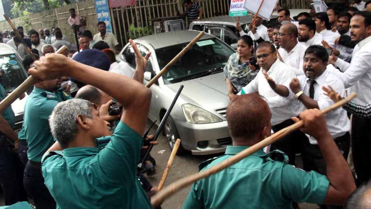 বিএনপিপন্থি আইনজীবীদের পদযাত্রায় পুলিশের সঙ্গে সংঘর্ষ হয়। ছবি: সংগৃহীত