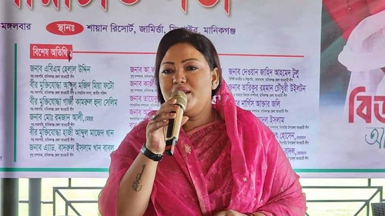 সিঙ্গাইরে উপজেলা আওয়ামী লীগের পরিচিতি সভায় বক্তব্য রাখছেন মমতাজ।