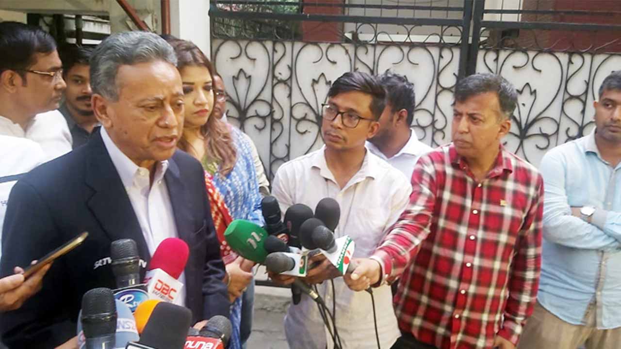 বক্তব্য রাখছেন বিএনপির স্থায়ী কমিটির সদস্য আমীর খসরু মাহমুদ চৌধুরী।