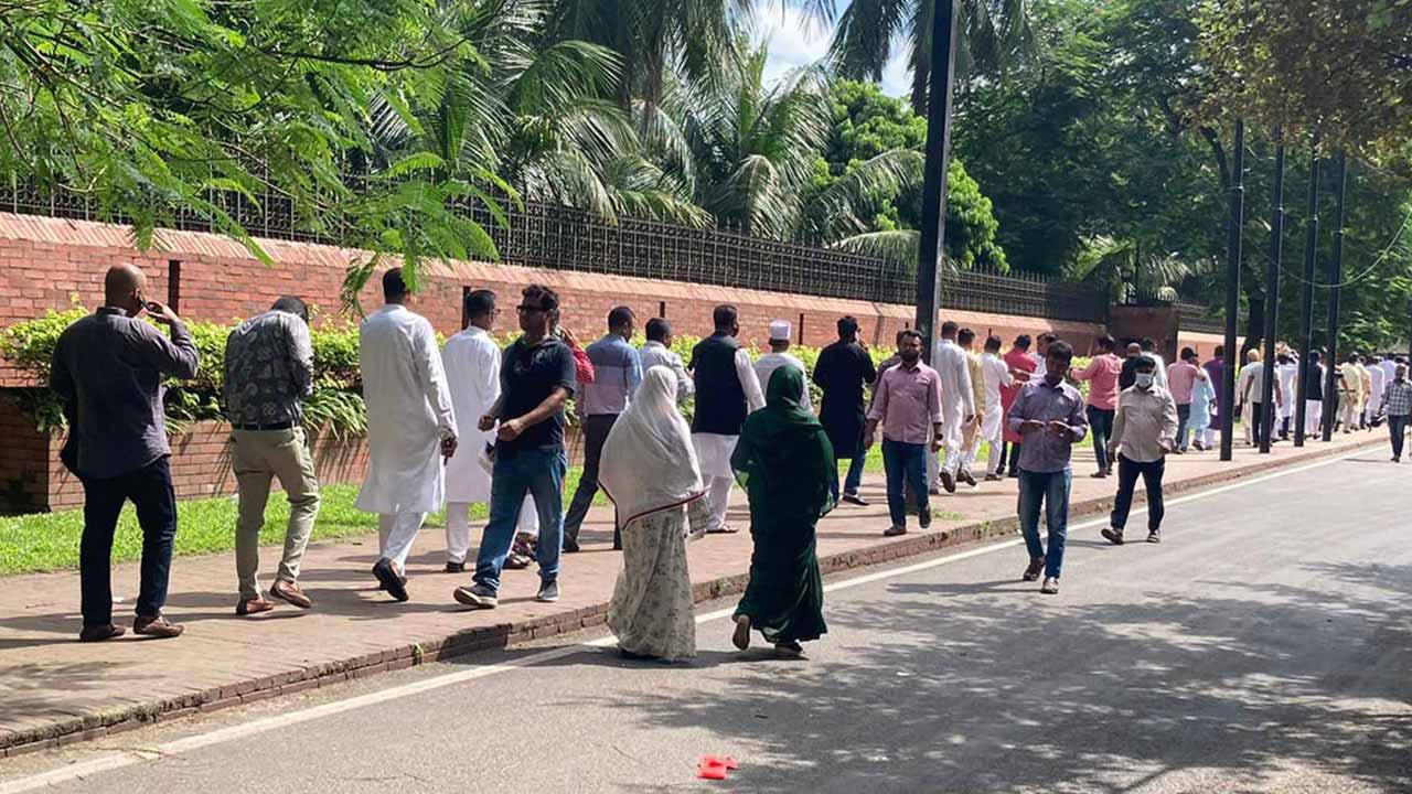 গণভবনে ঢুকতে জনপ্রতিনিধিদের দীর্ঘ লাইন। ছবি: সংগৃহীত