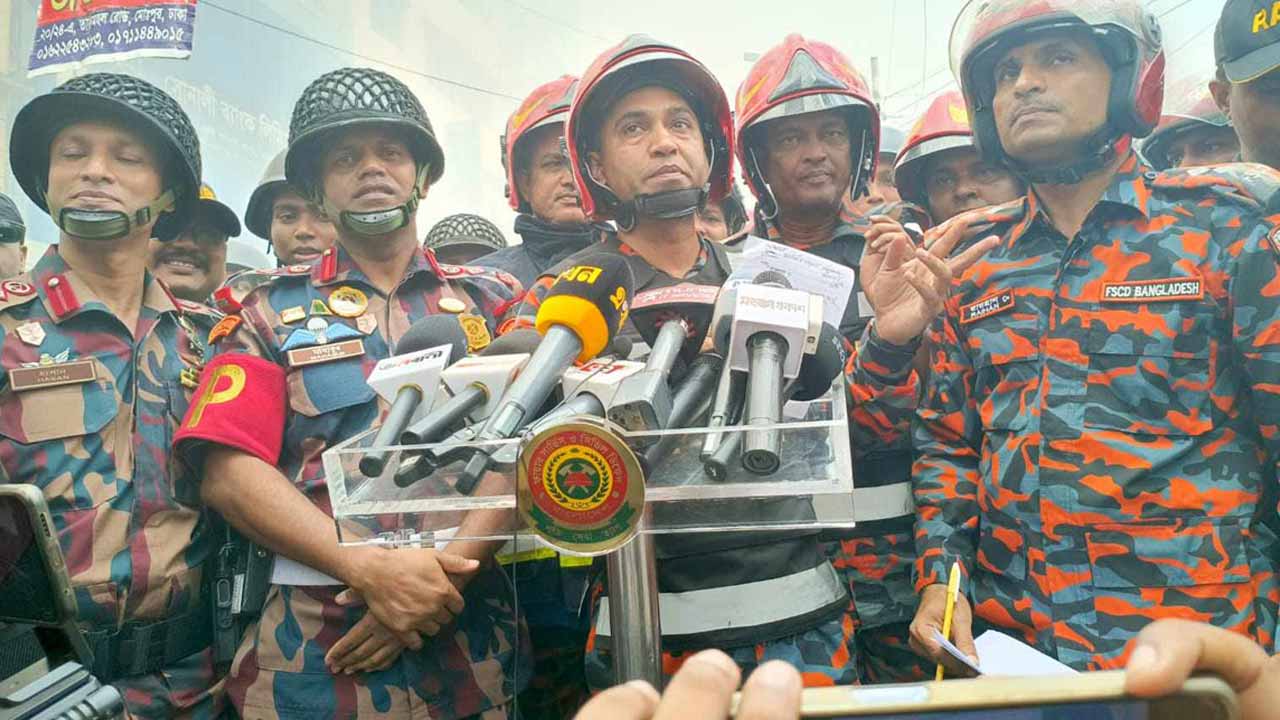 ‘ফুটপাত ও মানুষের কারণে আগুন নিয়ন্ত্রণে সমস্যা হয়েছে’