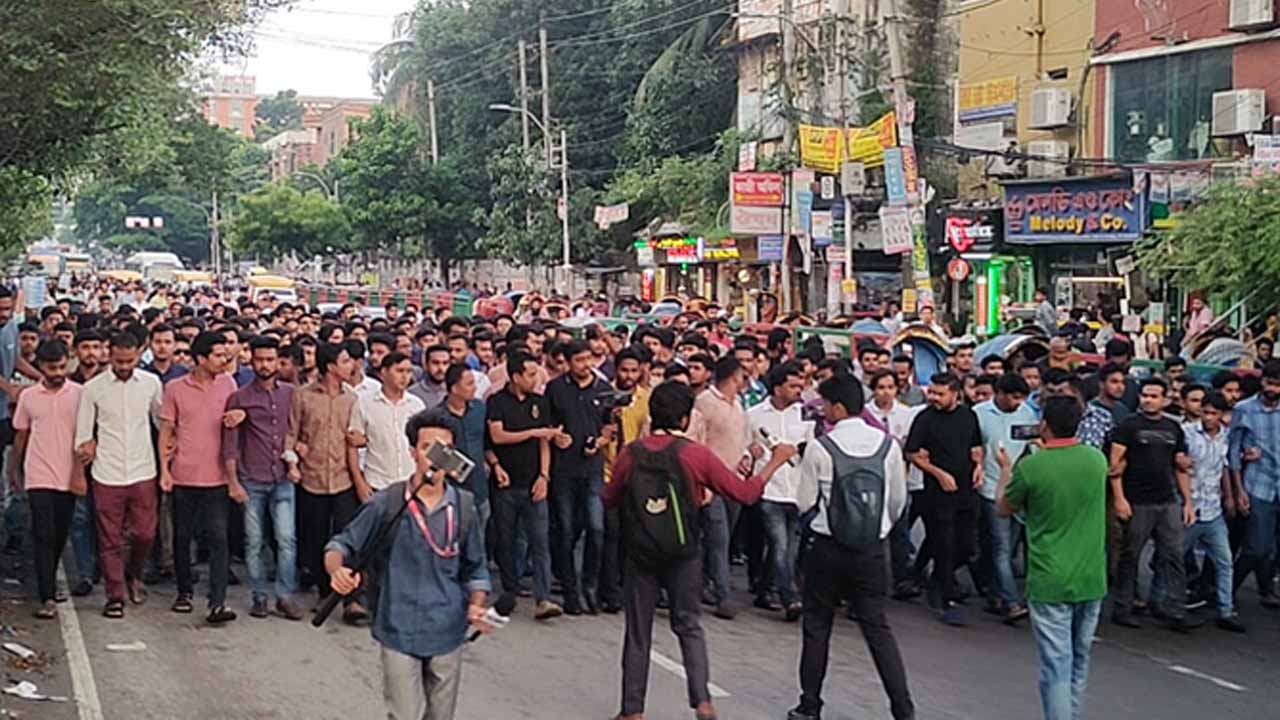 ছাত্রলীগের দুই নেতাকে মারধরের ঘটনায় জড়িতদের বিচার দাবি করে বিক্ষোভ মিছিল করেছে ঢাকা কলেজ ছাত্রলীগের নেতাকর্মীরা।