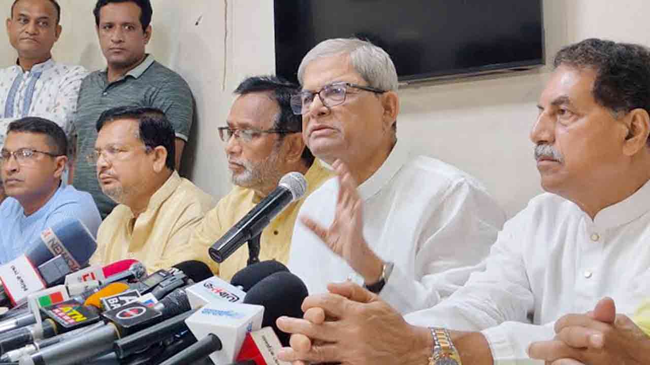 সংবাদ সম্মেলনে বিএনপি মহাসচিব মির্জা ফখরুল ইসলাম আলমগীর