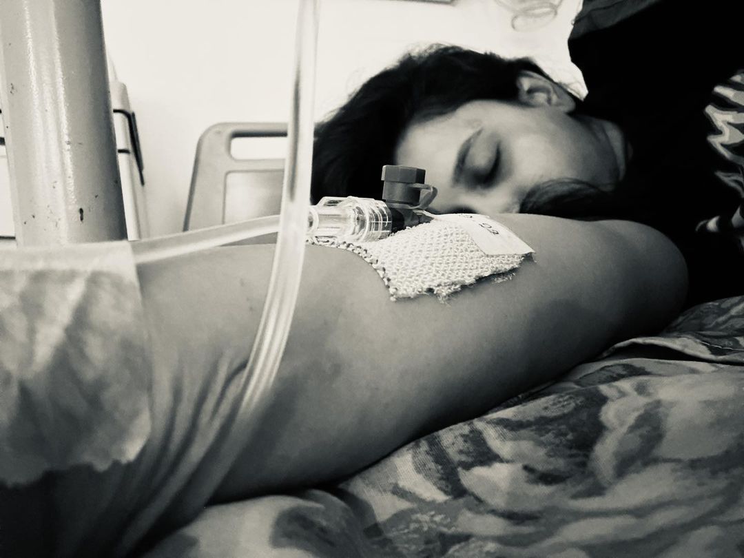 ডেঙ্গুতে আক্রান্ত সাবিলা নূর । ছবি: ফেসবুক