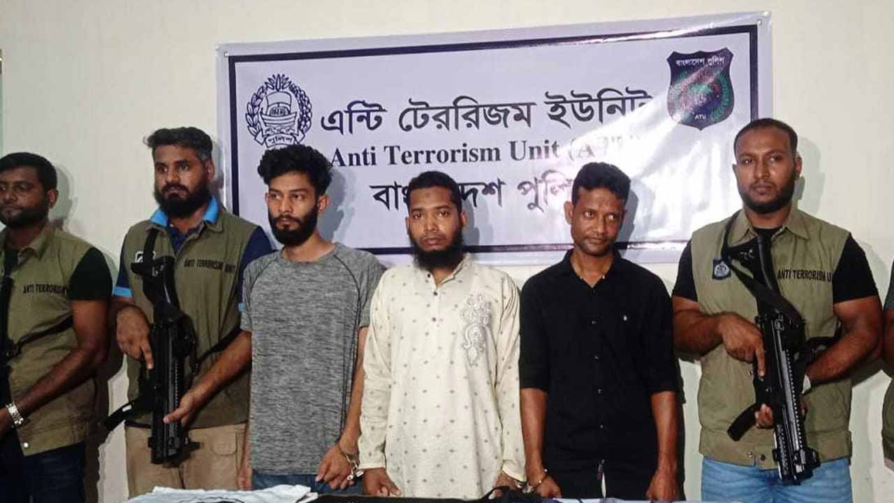 জঙ্গি সংগঠনের শীর্ষ নেতা মো. জুয়েল মোল্লাসহসহ তিনজনকে গ্রেপ্তার করেছে পুলিশের এন্টি টেররিজম ইউনিট।
