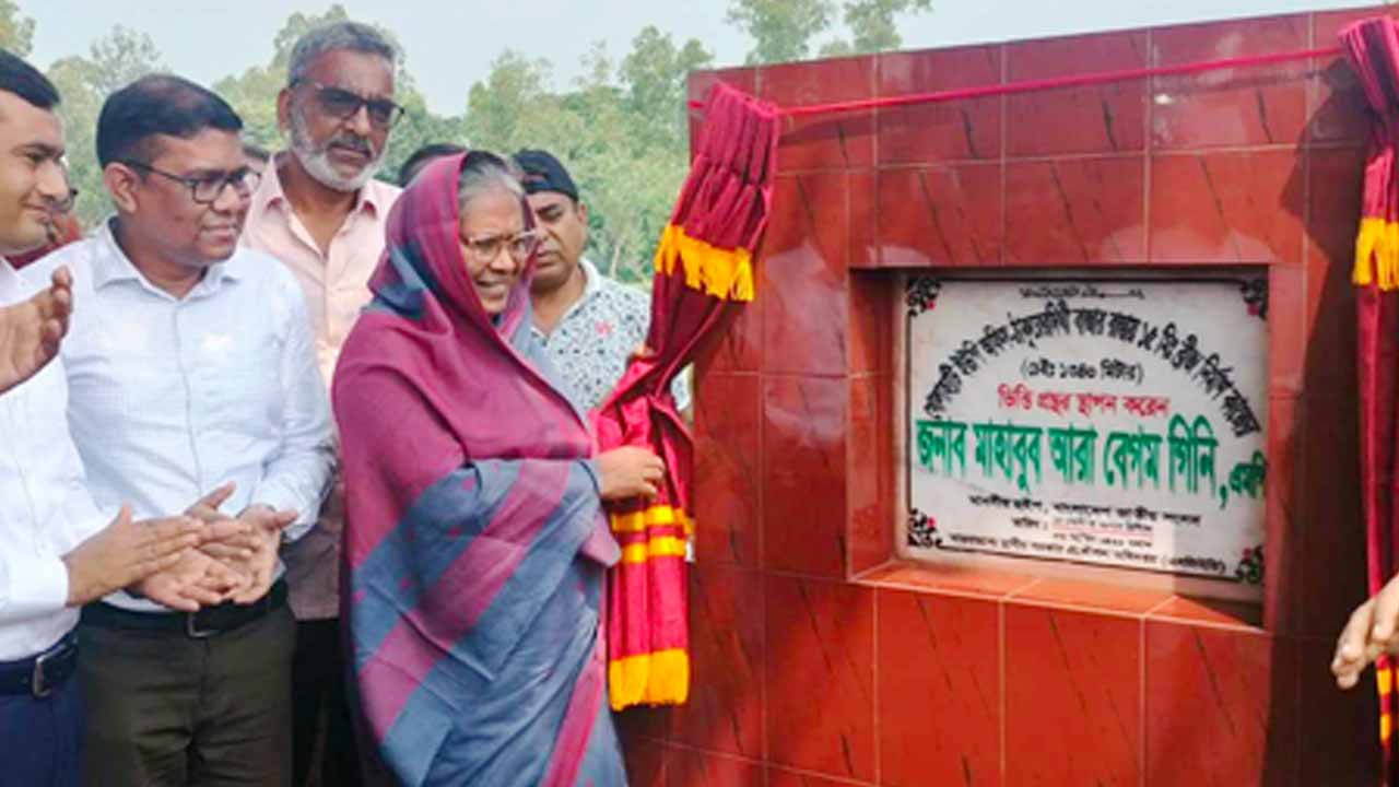 হুইপ গিনি ব্রিজ নির্মাণ কাজের ভিত্তিপ্রস্তর স্থাপন করেন। ছবি: সংগৃহীত