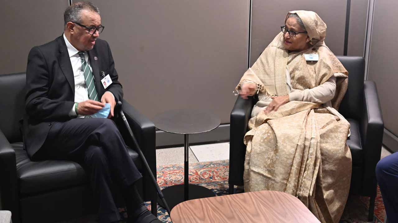 ডব্লিউএইচও’র মহাপরিচালক ডা. আধানম গ্যাব্রিয়াসুসের সঙ্গে বৈঠকে প্রধানমন্ত্রী শেখ হাসিনা। ছবি: সংগৃহীত