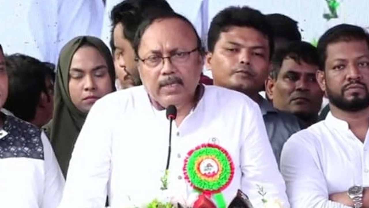 বক্তব্য রাখছেন রাজশাহী সিটি করপোরেশনের মেয়র এ.এইচ.এম খায়রুজ্জামান লিটন।