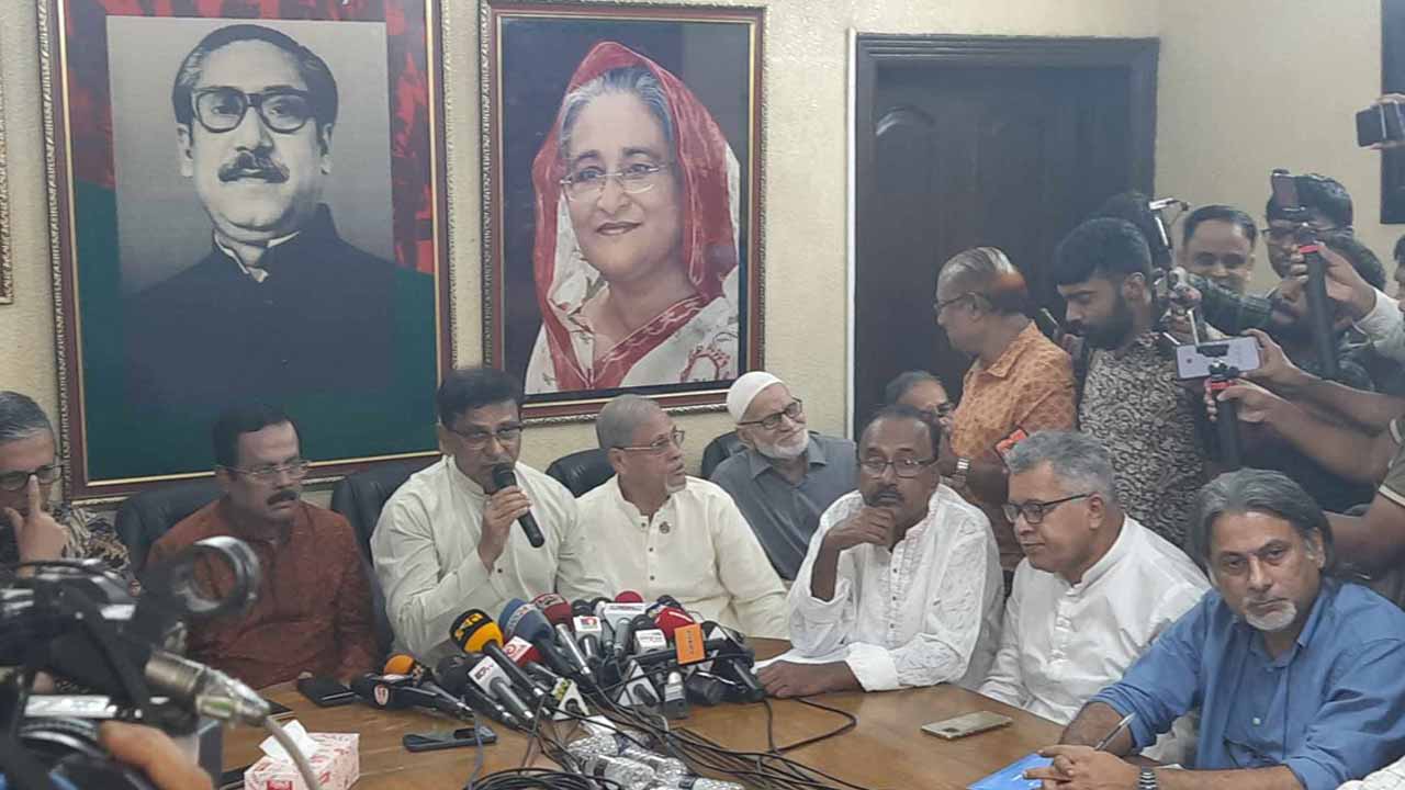 কথা বলছেন মাহবুবউল আলম হানিফ।