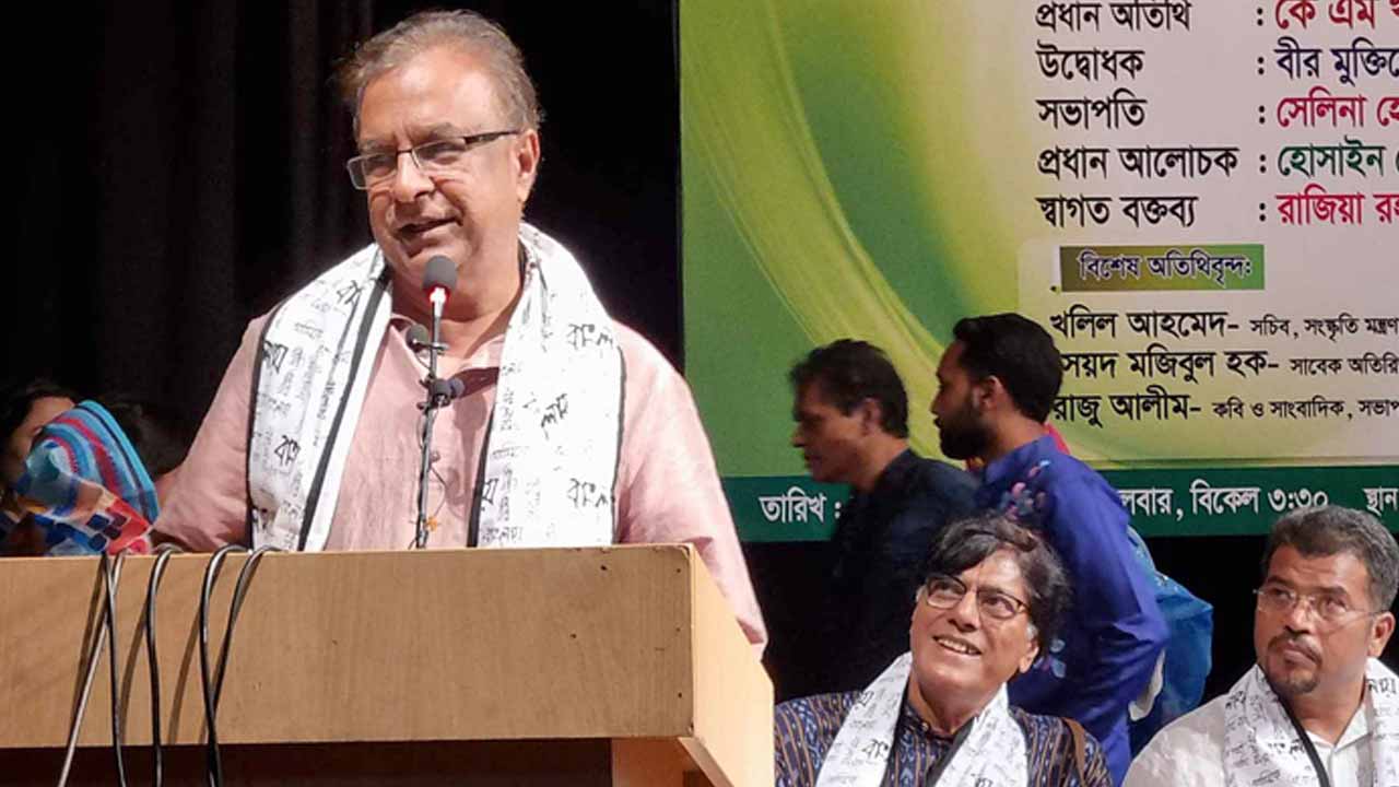 বক্তব্য রাখছেন সংস্কৃতি প্রতিমন্ত্রী কে এম খালিদ।