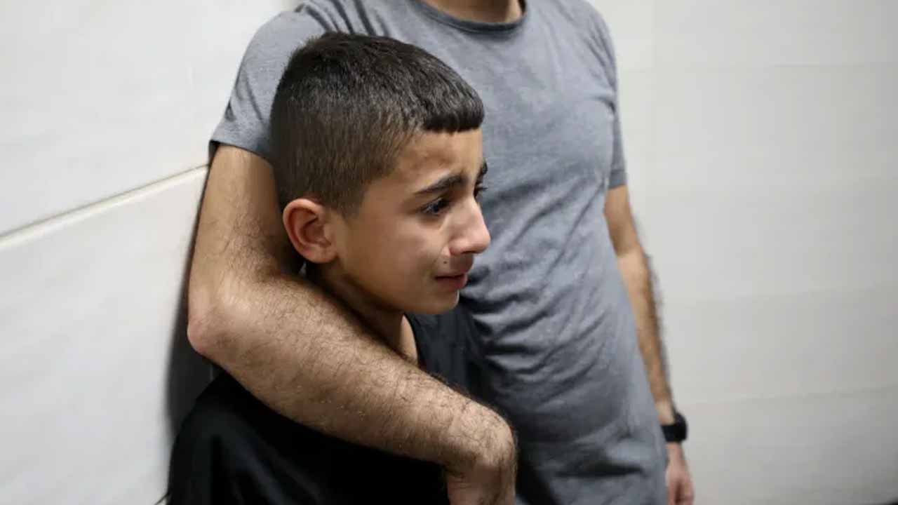 নিহতদের একজনের আত্মীয় জেনিন ইবনে সিনা হাসপাতালে কাঁদছেন। ছবি: আল জাজিরা