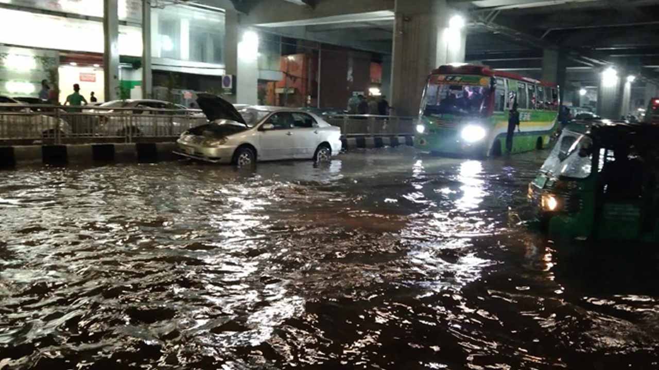 বৃষ্টিতে রাজধানীর বেশিরভাগ জায়গায় হাটুঁ পানি জমে যায়।
