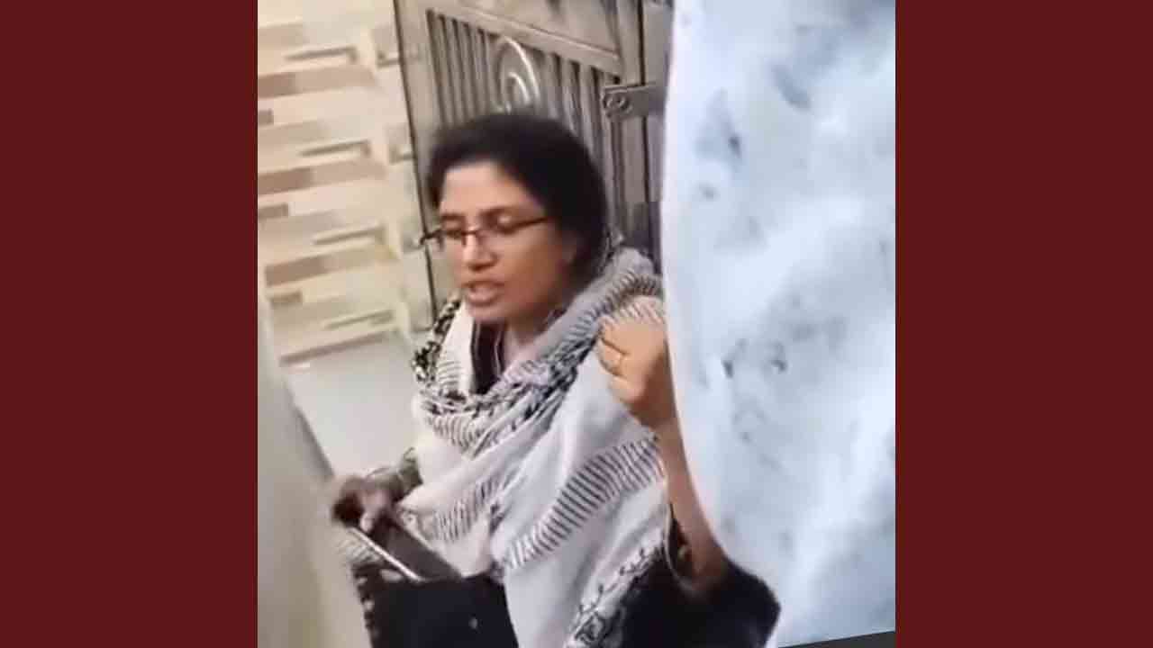 স্ত্রীর স্বীকৃতির দাবিতে উপজেলা চেয়ারম্যানের বাড়িতে কৃষি কর্মকর্তা