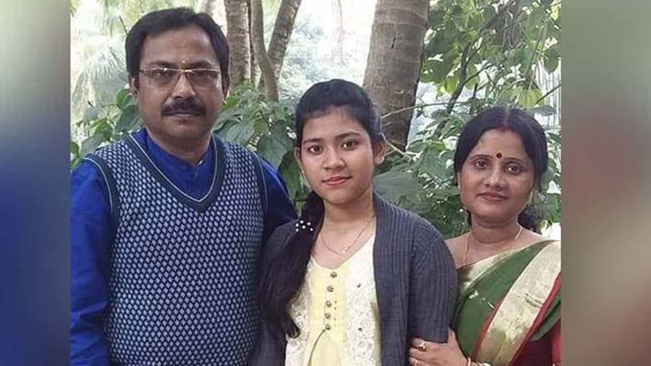 আইনজীবী ভুবন চন্দ্র শীল, তার মেয়ে ভূমিকা ও স্ত্রী রত্না রানী । ছবি- সংগৃহীত