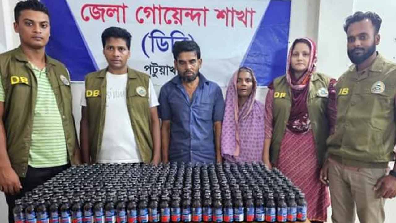 আইনশৃঙ্খলা বাহিনীর সদস্যদের সঙ্গে গ্রেপ্তাররা