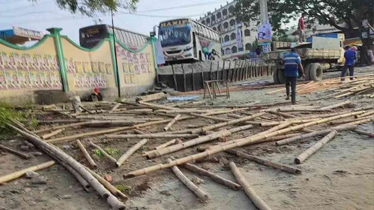 ভেঙে দেওয়া হয়েছে আমিনবাজারে বিএনপির মঞ্চ