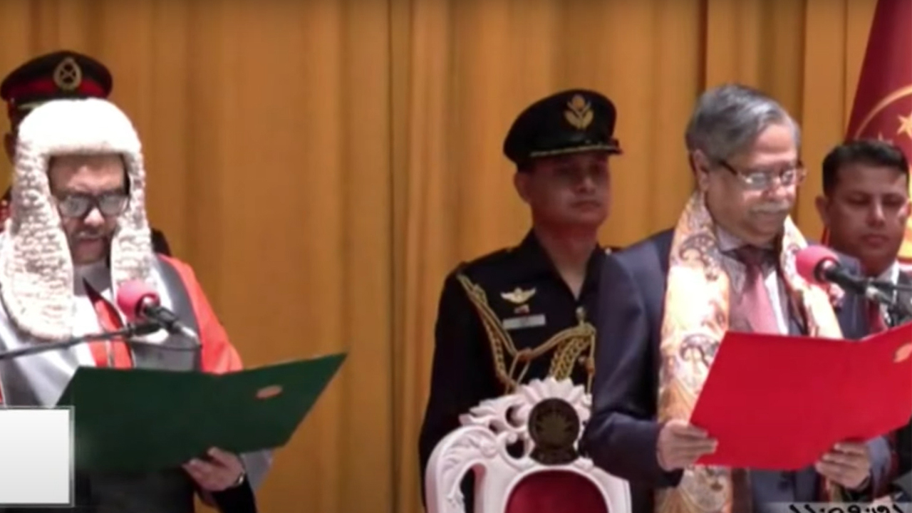 বঙ্গভবনের দরবার হলে রাষ্ট্রপতি মো. সাহাবুদ্দিন শপথবাক্য পাঠ করাচ্ছেন প্রধান বিচারপতিকে। ছবি: সংগৃহীত