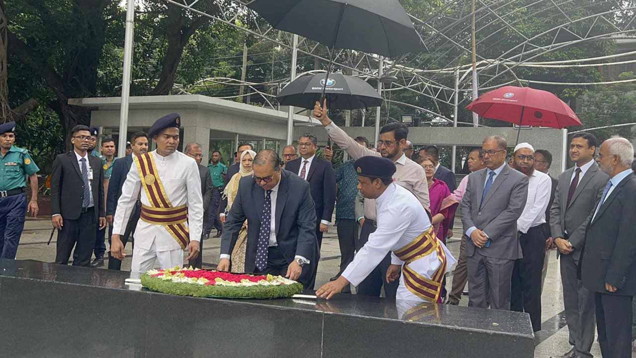 বঙ্গবন্ধুর প্রতিকৃতিতে শ্রদ্ধা জানাচ্ছেন প্রধান বিচারপতি। ছবি: সংগৃহীত