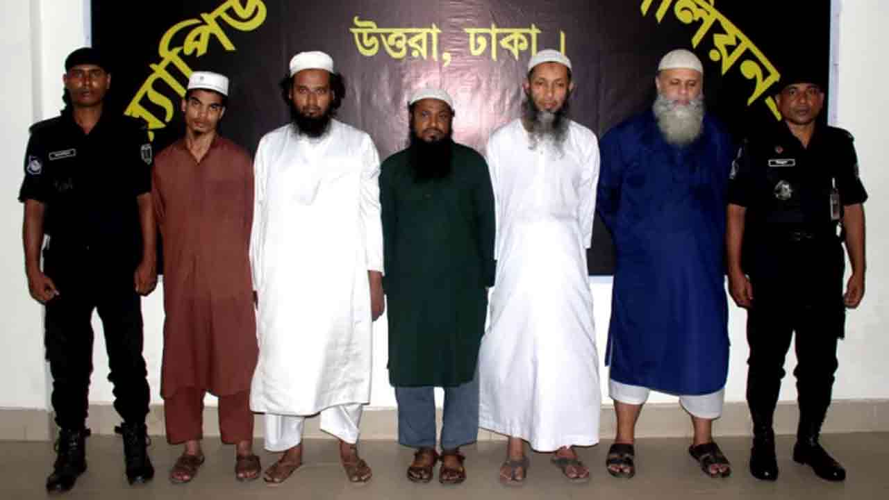 জঙ্গি সংগঠন ‘আনসার আল ইসলাম’ এর গ্রেপ্তারকৃত সদস্যরা 