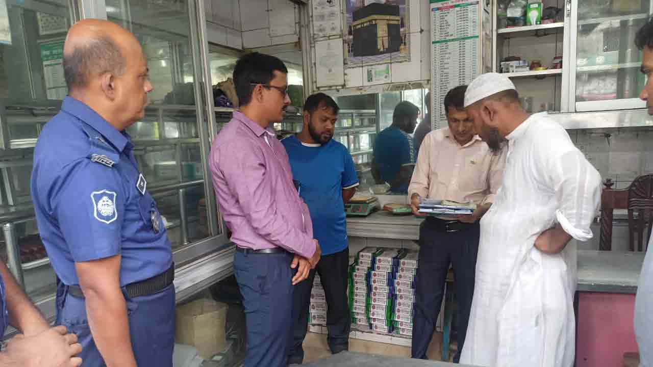 বগুড়ায় চিনিপাতা দই ঘরসহ ৩ প্রতিষ্ঠানকে জরিমানা