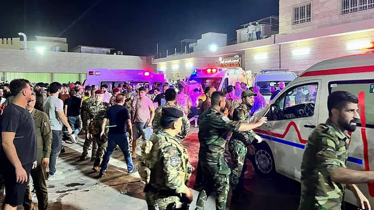 ইরাকের আল-হামদানিয়ার হামদানিয়াহ জেনারেল হাসপাতালের বাইরে অ্যাম্বুলেন্সের পাশে সেনা ও জরুরি সেবার লোকেরা। ছবি: আল জাজিরা