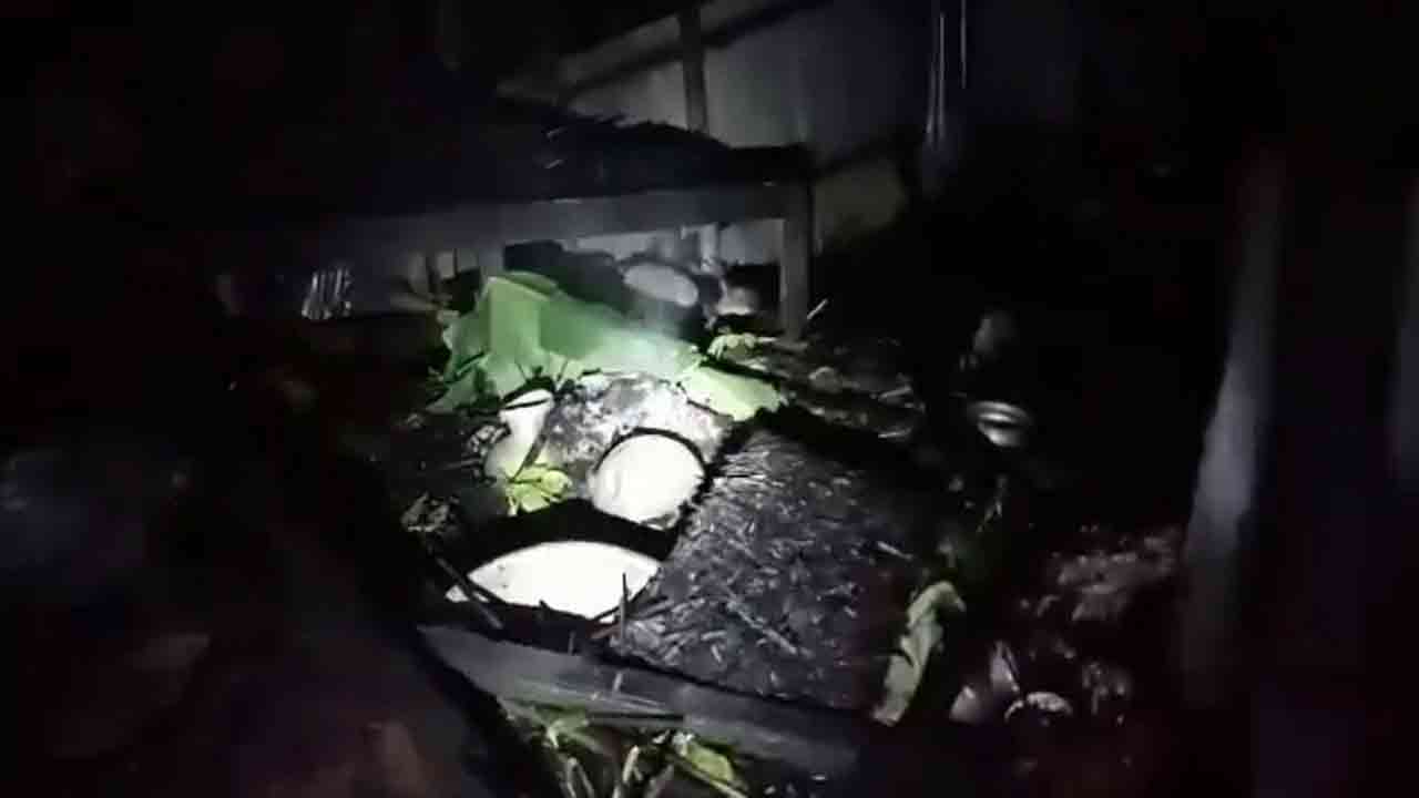 পুড়ে যাওয়া ঘরের ভেতর