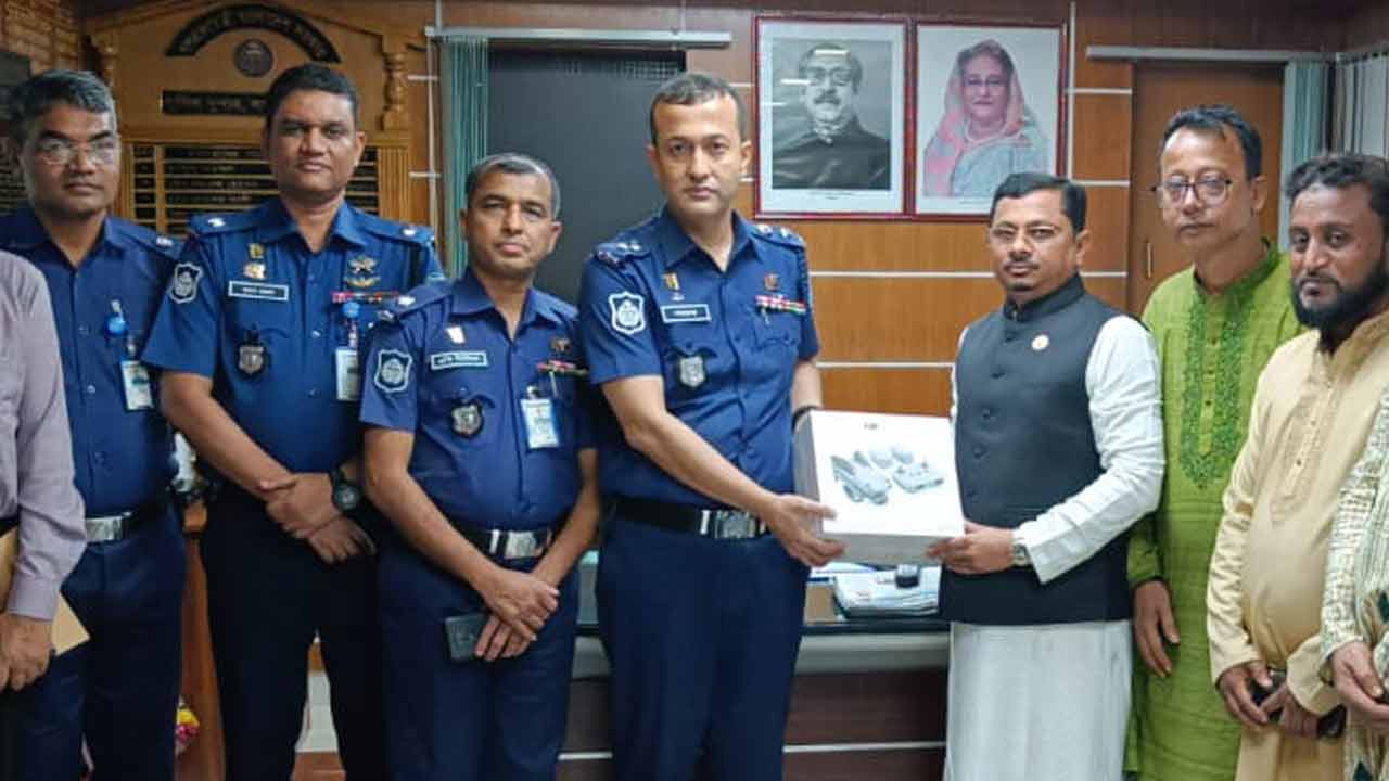 উপহার হস্তান্তর করা হচ্ছে