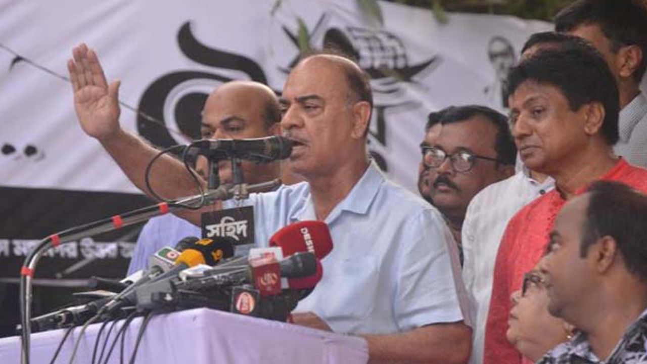 বক্তব্য রাখছেন লে. কর্নেল (অব) মুহাম্মদ ফারুক খান।