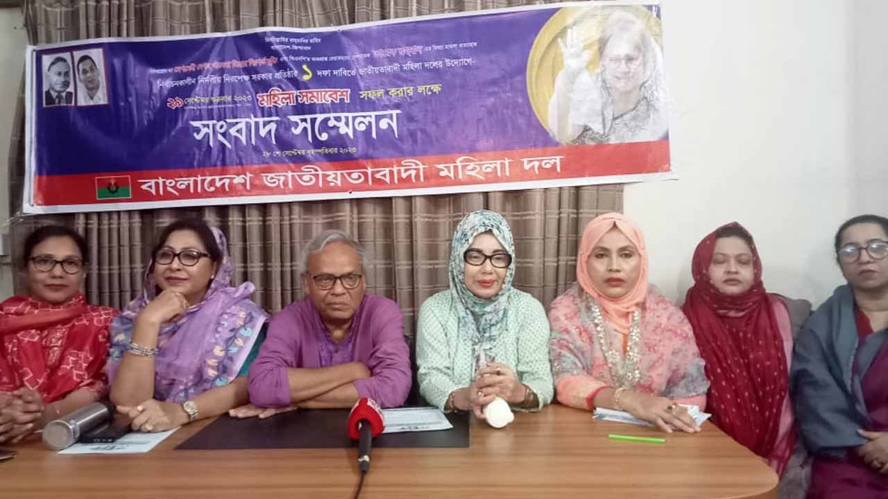 মহিলা দলের নারী সমাবেশ উপলক্ষে প্রস্তুতি সভায় বক্তব্য রাখছেন বক্তারা।