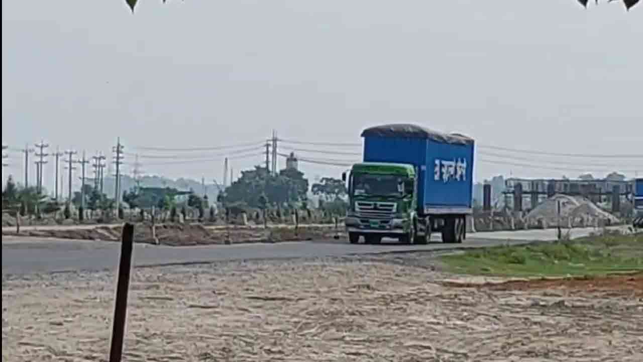 সিরাজগঞ্জ মহাসড়ক দিয়ে গেলো ইউরেনিয়াম