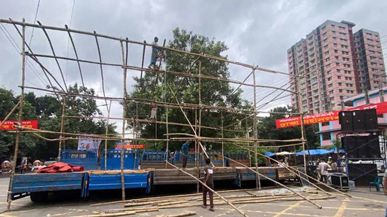 চলছে মঞ্চ তৈরির কাজ। ছবি: সংগৃহীত