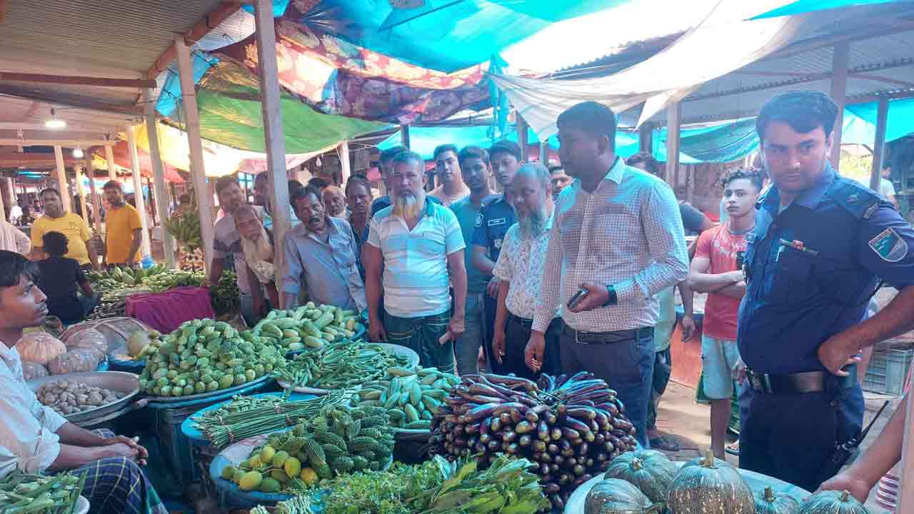 বেশি দামে আলু ও পেঁয়াজ বিক্রি, ৪ ব্যবসায়ীকে জরিমানা