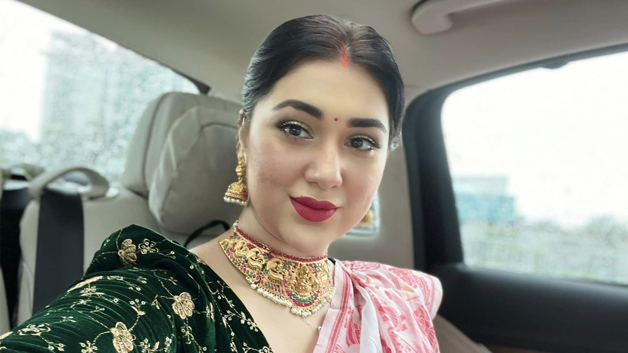 বোরকা পরে পূজার শপিং করবেন অপু বিশ্বাস । ছবি: ফেসবুক