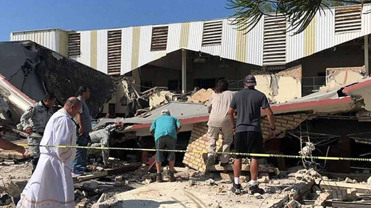 গির্জার ছাদ ধসে সাতজন নিহত হয়েছেন। এছাড়া শিশুসহ আটকা পড়েছেন অনেকেই। ছবি: সংগৃহীত