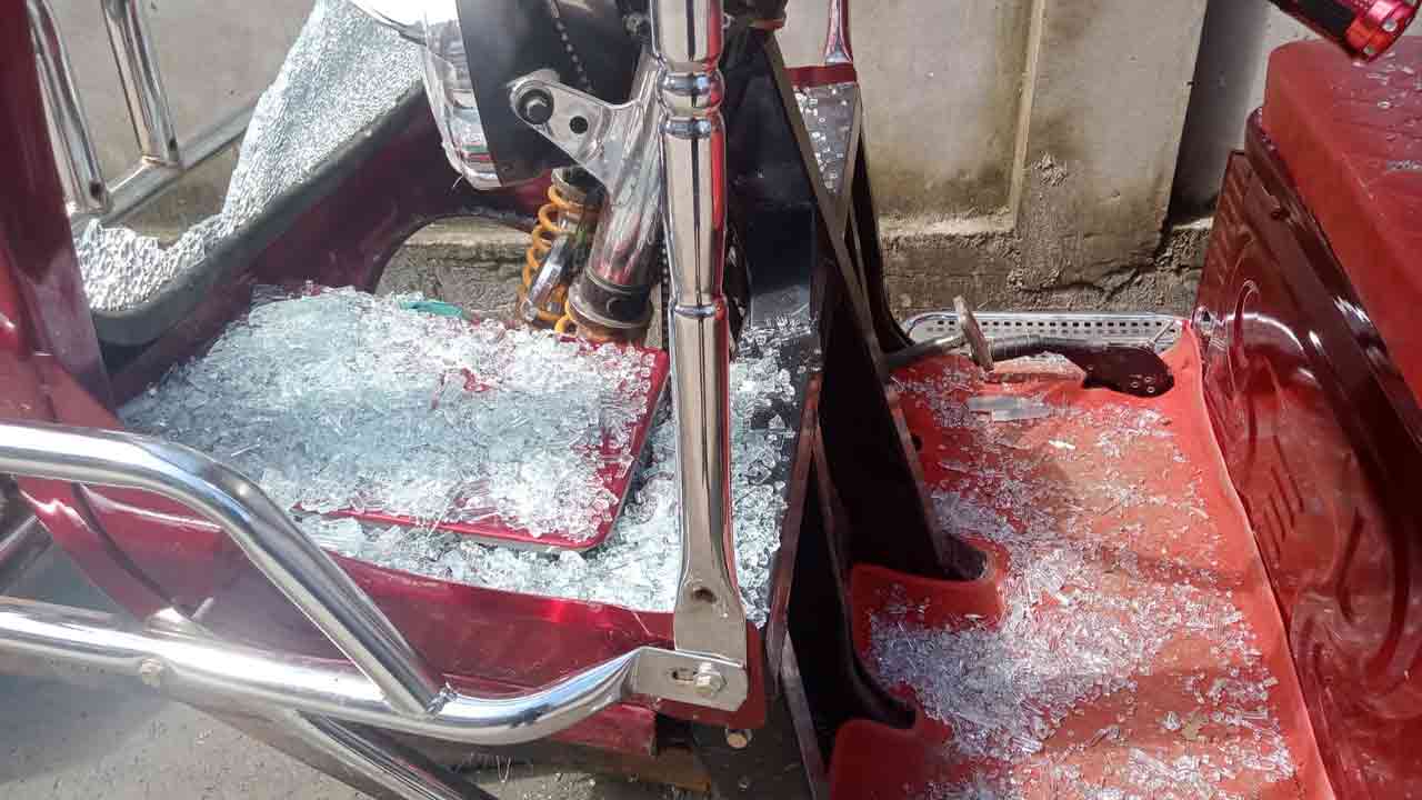 সড়কে থাকা গাড়ি ভাঙচুর